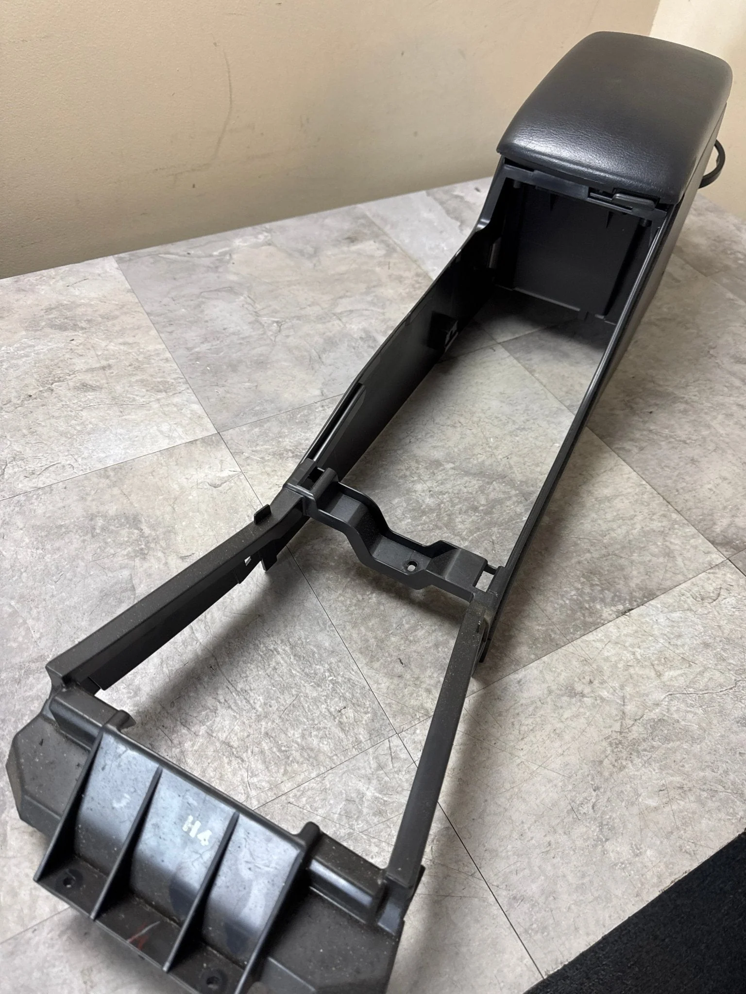 2005-2007 Subaru Impreza WRX STI Black Center Console Rest Trim Middle K1
