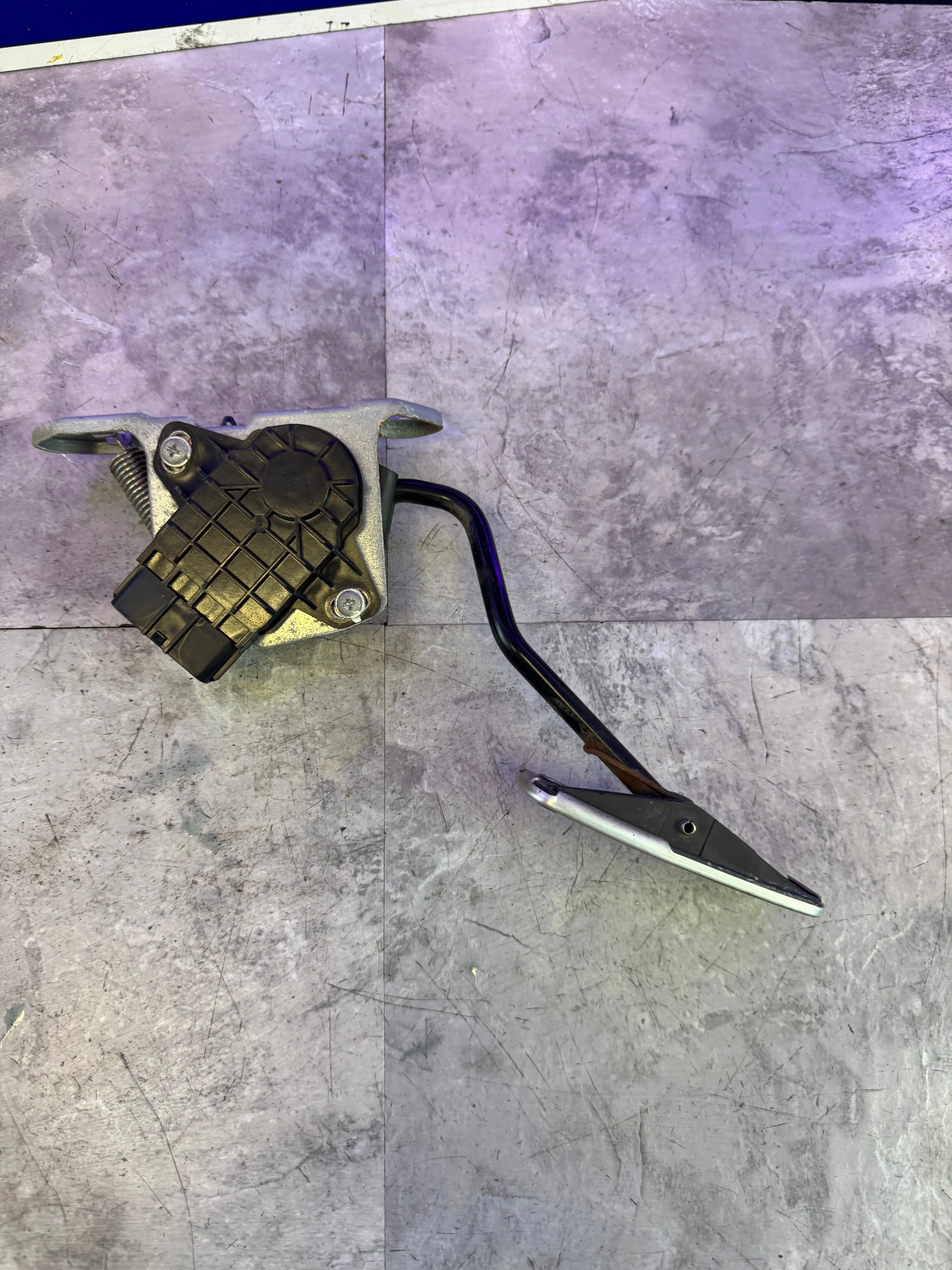 2004-2007 Subaru Impreza WRX STi OEM Accelerator Pedal Assembly Accelerator Y3 - Image 2