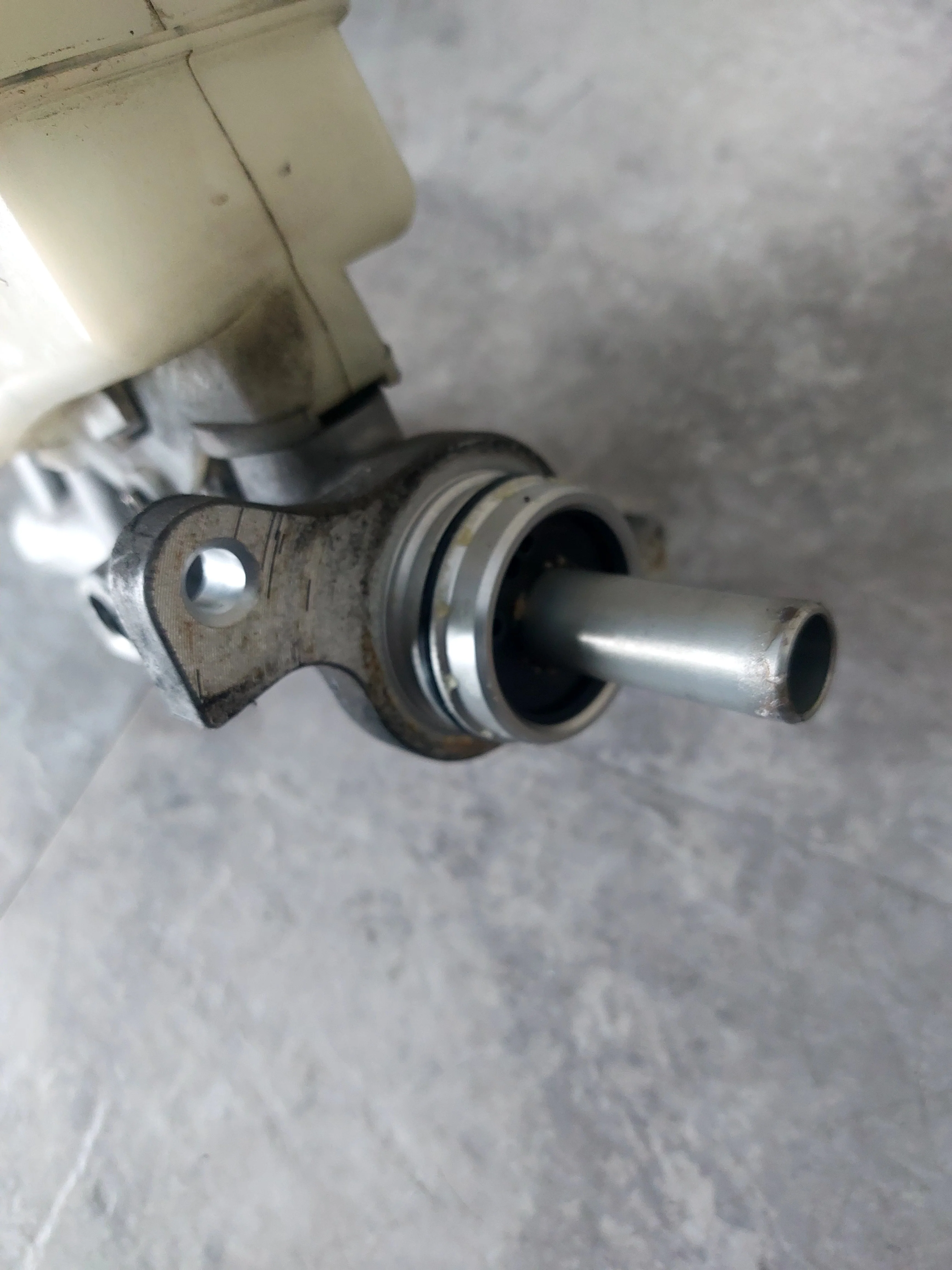 2008-2014 Subaru WRX OEM Master Cylinder w Reservoir I2 - Image 4
