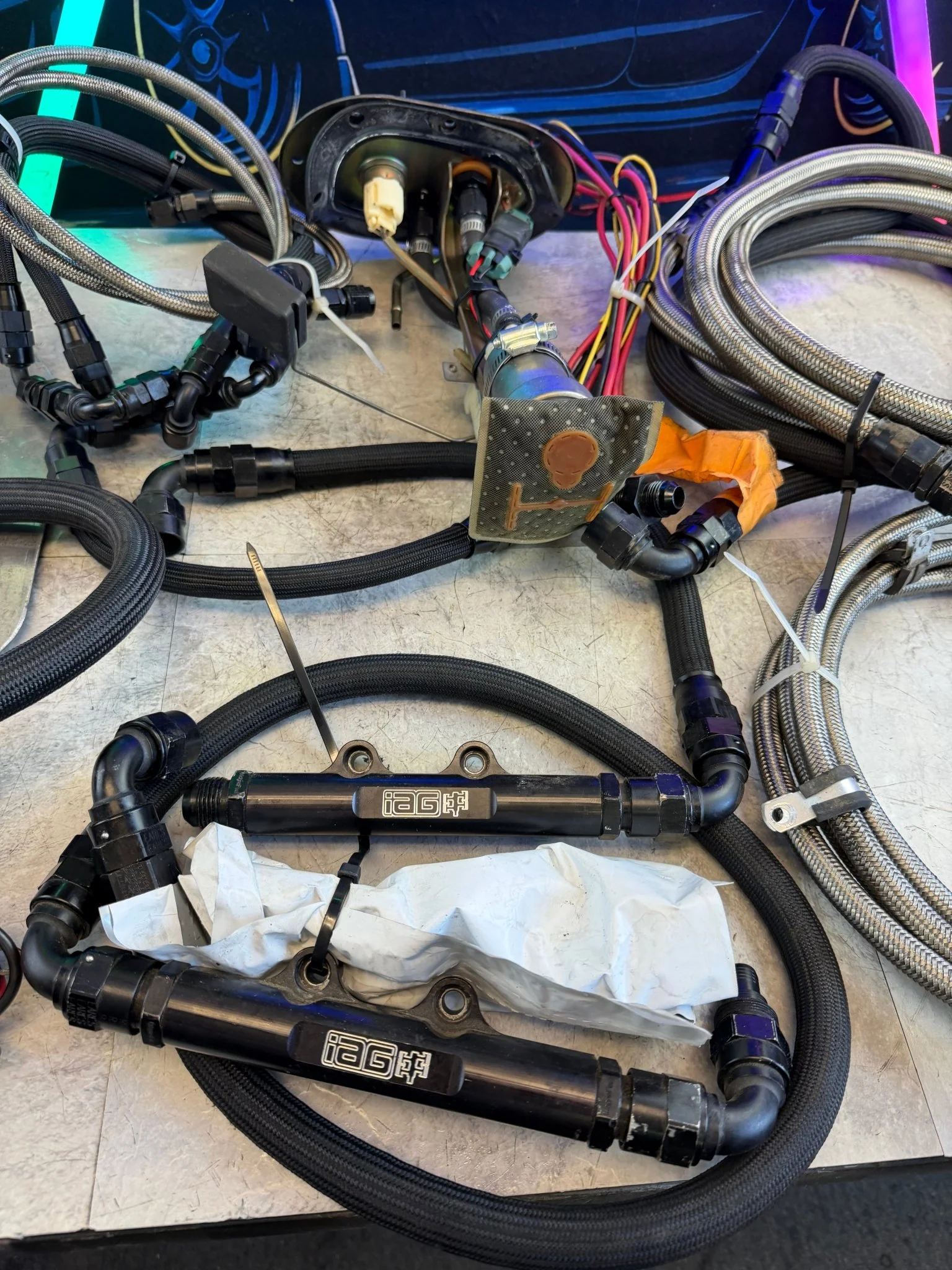 HUGE horsepower fuel kit front to back w/ electric inline 750 magnafuel pump , hellcat walbro 525 LPH feeder , surge tank , iag rails , lines , filters - Image 4