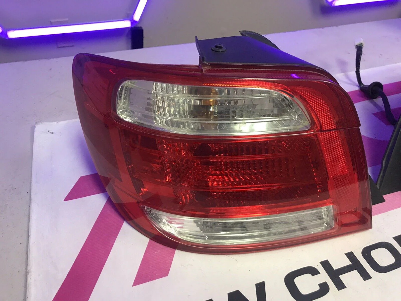 2005-2006 OEM Saab Saabaru 9-2x Tail Light Pair Set LH RH - Image 2