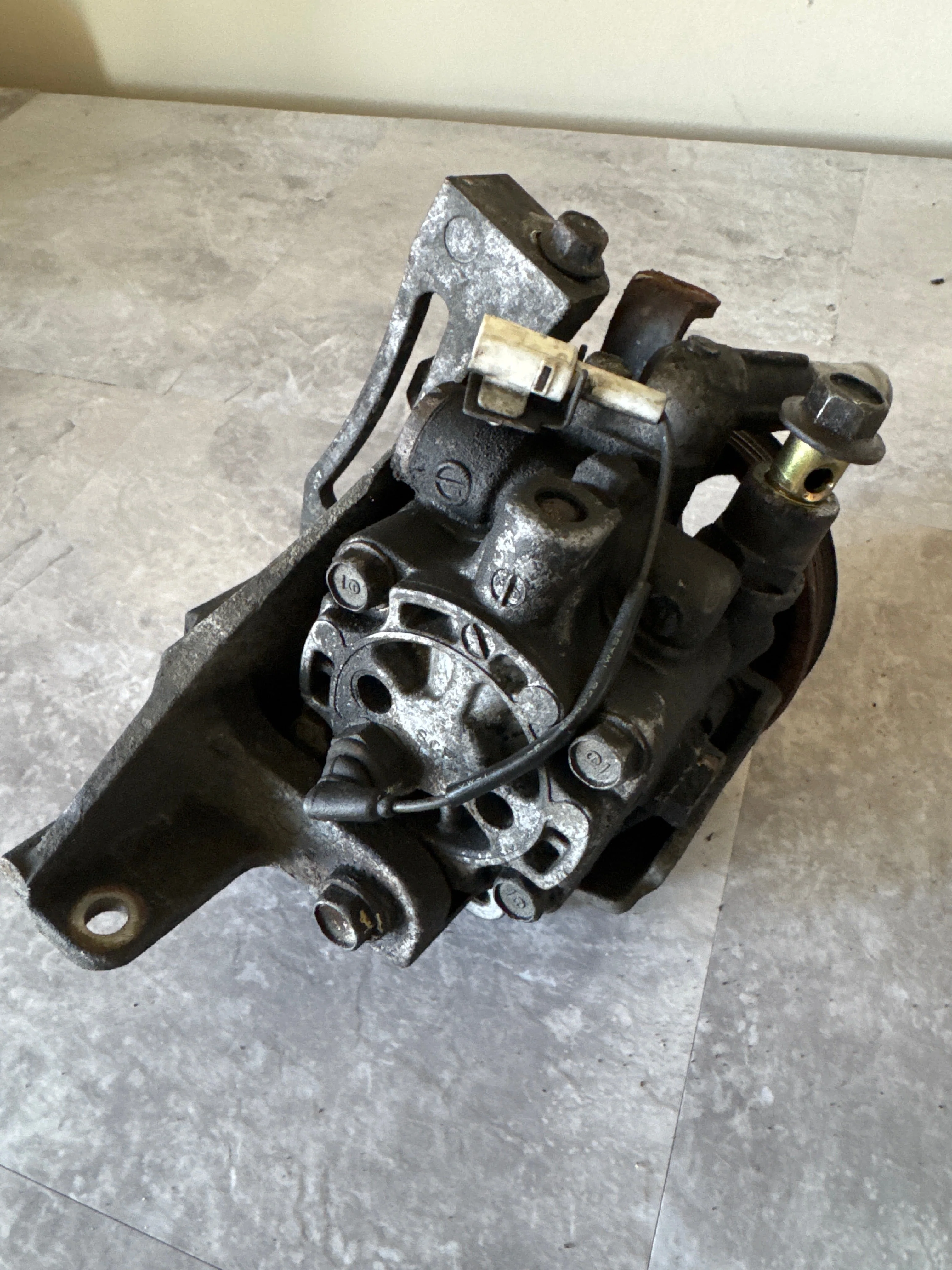 2004-2007 Subaru Impreza WRX STi OEM Power Steering Pump Assy Mount L5 - Image 2