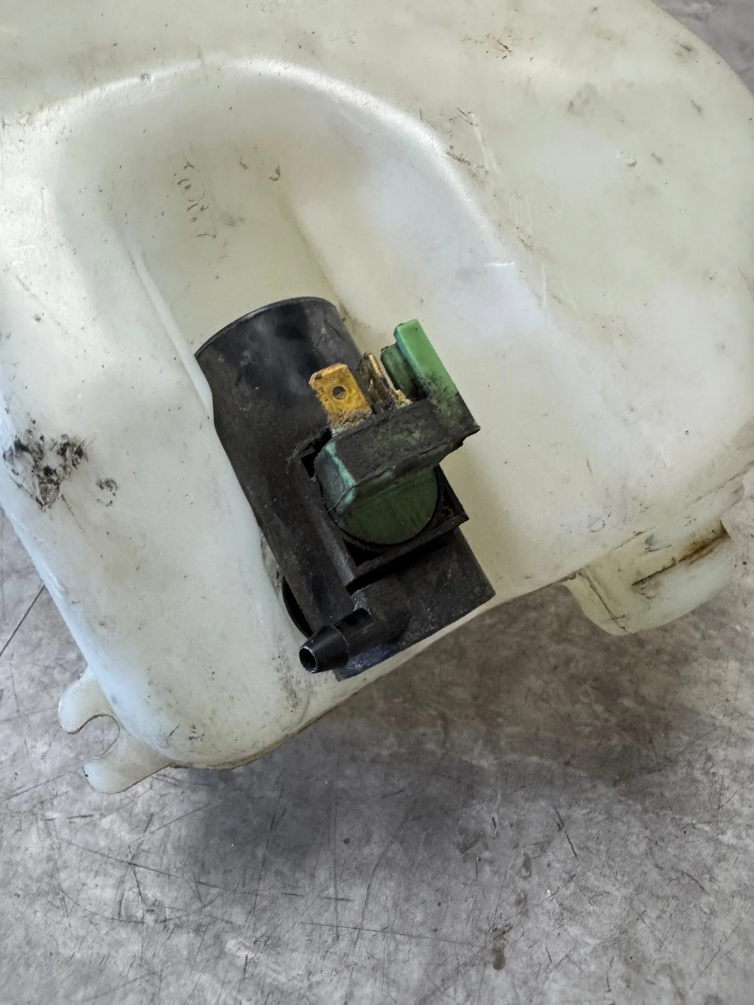 2002 Subaru Impreza WRX STi OEM Single Pump Windshield Washer Reservoir F5 - Image 3